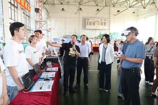 说明: E:\教务处\2023年春季学期\办学成果展\宣传报道\展台展板-嘉宾\7C1A0887.JPG